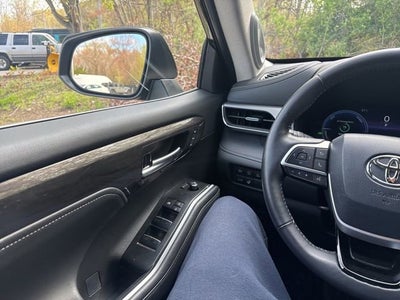 2024 Toyota Highlander Hybrid Platinum