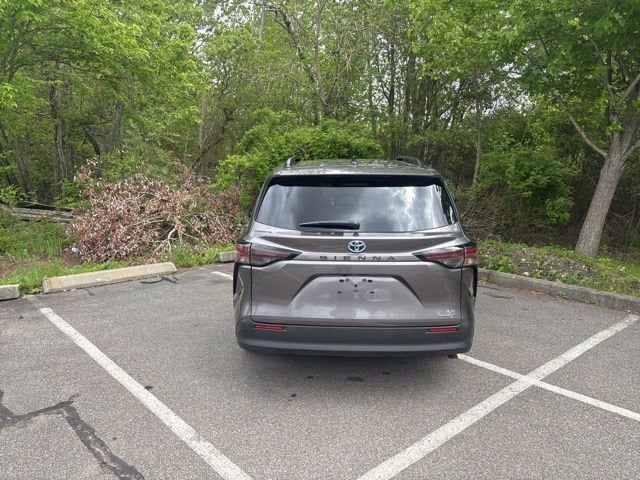 2023 Toyota Sienna LE