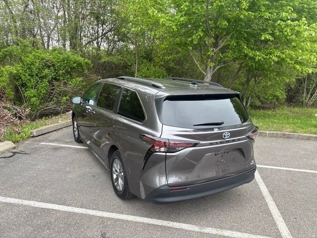 2023 Toyota Sienna LE
