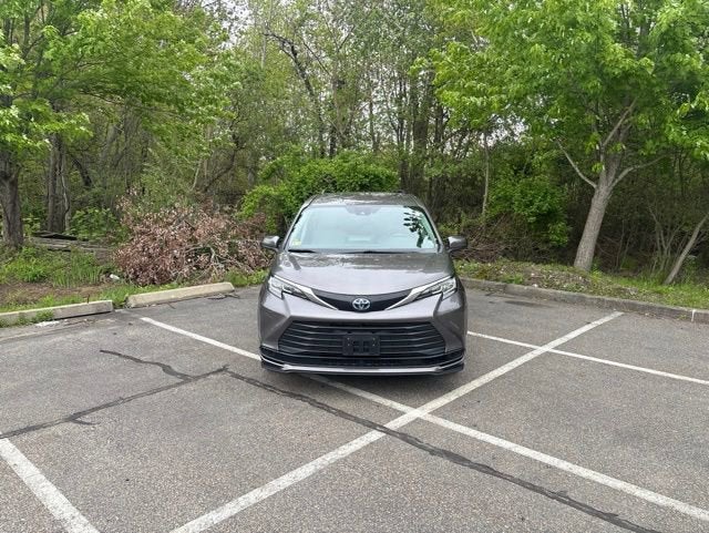 2023 Toyota Sienna LE