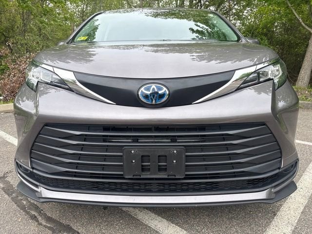 2023 Toyota Sienna LE