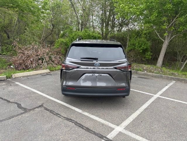2023 Toyota Sienna LE