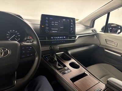 2022 Toyota Sienna LE