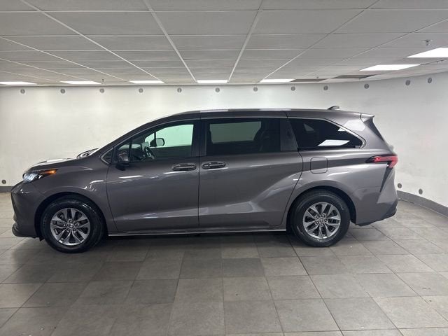 2022 Toyota Sienna LE