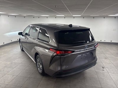 2022 Toyota Sienna LE